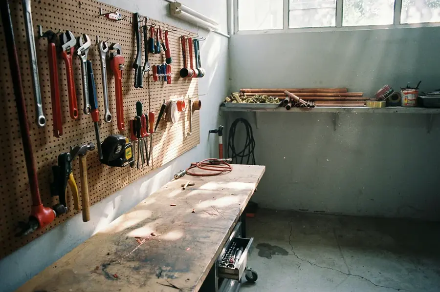 Taller de servicio con herramientas ordenadas en la pared